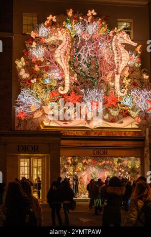 Les lumières de Noël fanatastiques illuminent les sombres nuits d'hiver à Londres, au Royaume-Uni. Bond Street animée par des gens qui arrivent pour regarder et admirer le. spectacle. Banque D'Images