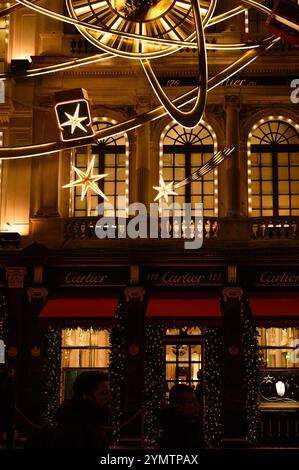 Les lumières de Noël fanatastiques illuminent les sombres nuits d'hiver à Londres, au Royaume-Uni. Bond Street animée par des gens qui arrivent pour regarder et admirer le. spectacle. Banque D'Images