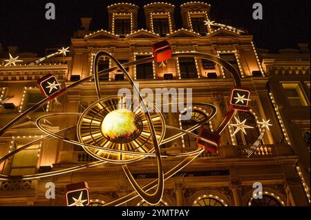 Les lumières de Noël fanatastiques illuminent les sombres nuits d'hiver à Londres, au Royaume-Uni. Bond Street animée par des gens qui arrivent pour regarder et admirer le. spectacle. Banque D'Images