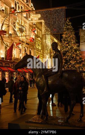 Les lumières de Noël fanatastiques illuminent les sombres nuits d'hiver à Londres, au Royaume-Uni. Bond Street animée par des gens qui arrivent pour regarder et admirer le. spectacle. Banque D'Images