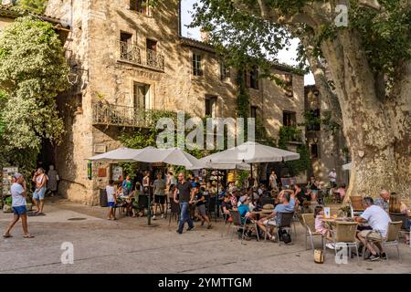 Cafe am place de la liberté im mittelalterlichen Dorf Saint-Guilhem-le-désert, Frankreich, Europa | Café sur la place de la liberté à la villa médiévale Banque D'Images