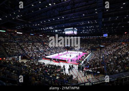 Assago, Italien. 22 novembre 2024. Une vue générale de l'intérieur de l'arène pendant volley Serie Un match féminin 2024/25 entre Numia Vero volley Milano et Prosecco Doc Imoco Conegliano au Forum Unipol. Score final Numia Vero volley Milano 0 | 3 Prosecco Doc Imoco Conegliano crédit : dpa/Alamy Live News Banque D'Images