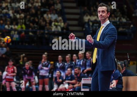 Assago, Italien. 22 novembre 2024. Daniele Santarelli entraîneur-chef de Prosecco Doc Imoco Conegliano célèbre pendant volley Serie Un match féminin 2024/25 entre Numia Vero volley Milano et Prosecco Doc Imoco Conegliano au Forum Unipol. Score final Numia Vero volley Milano 0 | 3 Prosecco Doc Imoco Conegliano crédit : dpa/Alamy Live News Banque D'Images