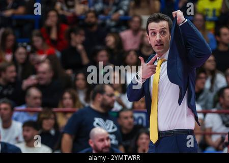 Assago, Italien. 22 novembre 2024. Daniele Santarelli entraîneur principal de Prosecco Doc Imoco gestes Conegliano pendant volley Serie Un match féminin 2024/25 entre Numia Vero volley Milano et Prosecco Doc Imoco Conegliano au Forum Unipol. Score final Numia Vero volley Milano 0 | 3 Prosecco Doc Imoco Conegliano crédit : dpa/Alamy Live News Banque D'Images