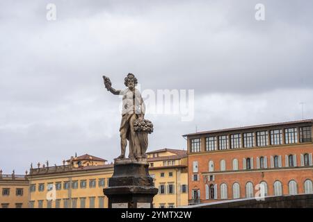 Statue automne de Giovanni Battista Caccini sur le Ponte Santa Trinita, récupérée au fond de l'Arno après la destruction du pont par les Allemands Banque D'Images