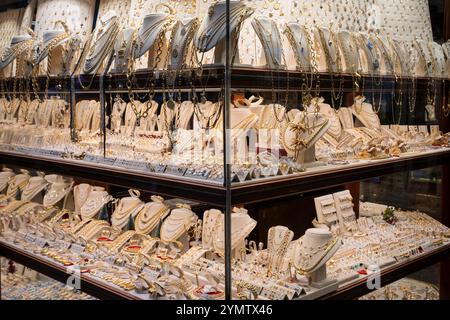 Vitrine d'une bijouterie sur le pont Ponte Vecchio. Bijoux colliers en or bagues bracelets montre richesse, bijouterie sur le pont Ponte Vecchio i Banque D'Images