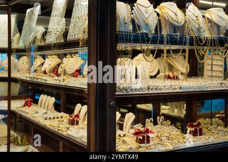 Vitrine d'une bijouterie sur le pont Ponte Vecchio. Bijoux colliers en or bagues bracelets montre richesse, bijouterie sur le pont Ponte Vecchio i Banque D'Images