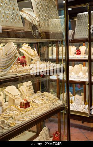 Vitrine d'une bijouterie sur le pont Ponte Vecchio. Bijoux colliers en or bagues bracelets montre richesse, bijouterie sur le pont Ponte Vecchio i Banque D'Images