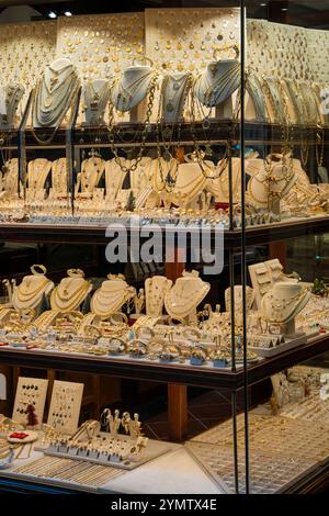 Vitrine d'une bijouterie sur le pont Ponte Vecchio. Bijoux colliers en or bagues bracelets montre richesse, bijouterie sur le pont Ponte Vecchio i Banque D'Images