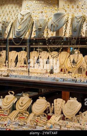 Vitrine d'une bijouterie sur le pont Ponte Vecchio. Bijoux colliers en or bagues bracelets montre richesse, bijouterie sur le pont Ponte Vecchio i Banque D'Images