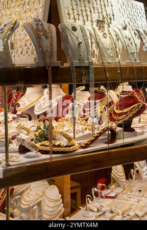 Vitrine d'une bijouterie sur le pont Ponte Vecchio. Bijoux colliers en or bagues bracelets montre richesse, bijouterie sur le pont Ponte Vecchio i Banque D'Images