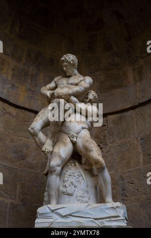 Statue d'Hercule et d'Anteus dans la cour intérieure du Palazzo Pitti, Florence, Italie 06.01.2024 Banque D'Images