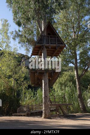 Charmante maison dans les arbres en bois nichée dans un cadre forestier tranquille, offrant une escapade paisible Banque D'Images