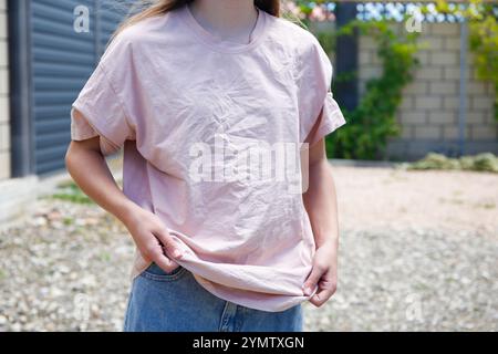 La femme portait un t-shirt grondé. Banque D'Images
