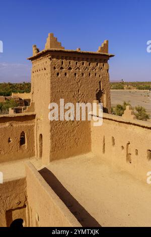 Vue sur la vieille Kasbah historique, avec divers bâtiments en boue, à Skoura, au Maroc Banque D'Images