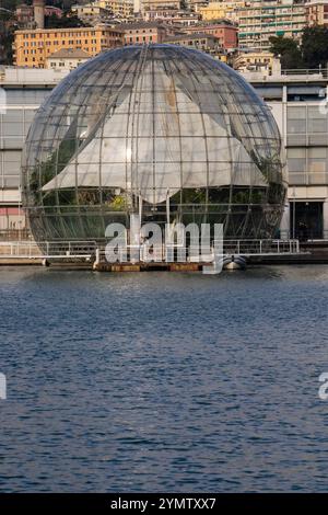 La Biosphère de Renzo Piano connue sous le nom de bulle à Porto Antico di Genova, région Ligurie, Italie 09.01.2024 Banque D'Images