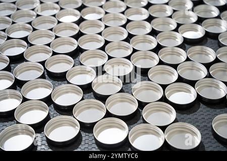 Videz les contenants de crème sur le tapis roulant. Ligne de production de produits de beauté et de soins de santé à l'usine ou à l'usine. Procédé de fabrication et d'emballage Banque D'Images