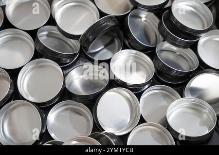 Videz les contenants de crème sur le tapis roulant. Ligne de production de produits de beauté et de soins de santé à l'usine ou à l'usine. Procédé de fabrication et d'emballage Banque D'Images