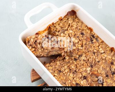 Gâteau végétalien à la banane à l'avoine dans un moule blanc sur turquoise Banque D'Images