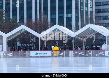 Patin à glace temporaire sur Seoul Plaza devant l'hôtel de ville de Séoul, capitale de la Corée du Sud, le 1er janvier 2024 Banque D'Images