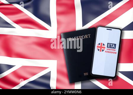 Gros plan d'un smartphone affichant une autorisation de voyage électronique à côté d'un passeport, placé contre le drapeau britannique Banque D'Images
