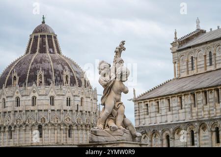 Piazza dei Miracoli (place des miracles). Fontana dei putti (fontaine avec anges). Pise, Italie 08.01.2024 Banque D'Images