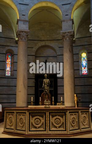 Vue des détails intérieurs du baptistère de Pise de produits Jean (Battistero di San Giovanni). Autel basilique, église catholique. Pise, Italie 08.01.2024 Banque D'Images