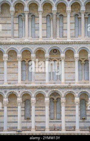 Cathédrale médiévale de l'archidiocèse de Pise, ayant droit à Santa Maria Assunta, vue du baptistère de Saint Jean. Détails de façade, sculptures Banque D'Images