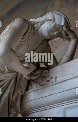 Beaux détails sur des sculptures en marbre, des statues et des tombes dans le Camposanto monumentale, l'ancien cimetière de la place des miracles à Pise, en Italie Banque D'Images