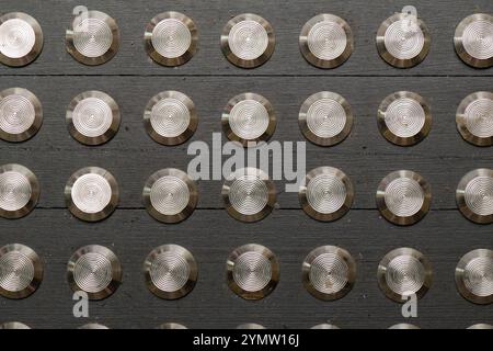 motif de papier peint de texture de fond sombre de cercle en métal argenté abstrait, conception d'architecture de technologie moderne urbaine Banque D'Images