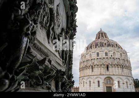 Piazza dei Miracoli. Cathédrale Santa Maria Assuntaa (basilique romane). Beaux reliefs de porte, ornements. Porte centrale. Détail. Pise, Toscane, Banque D'Images