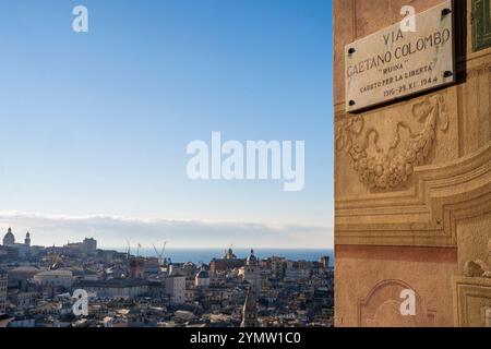 Panneau de rue sur la façade vintage avec belle vue panoramique sur la ville de Gênes, de la terrasse de Castelletto en arrière-plan. Gênes, Italie 09.01.2024 Banque D'Images