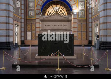 Tombe de l'écrivain Alessandro Manzoni à Famedio, Holl of Fame, dans le cimetière monumental de Milan, un musée en plein air ouvert en 1866 Banque D'Images