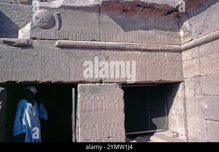 Célèbre conception de toit avec le soleil ailé au-dessus de l'entrée, sanctuaire Osiris, complexe de temple, Dendera, vallée du Nil, Égypte, septembre 1989 Banque D'Images