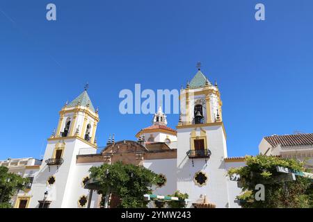 L'église de Socorro de Ronda et le Circulo de Artistas sur la Plaza del Socorro à Ronda, Andalousie, Espagne Banque D'Images