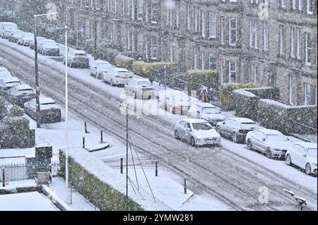 Édimbourg, Écosse, Royaume-Uni. 23 Nov 2024. Tempête Bert : la neige abondante à Stockbridge et Comely Bank, une partie de la ville, perturbe temporairement les voitures et les piétons. La pluie devrait suivre plus tard cet après-midi. Crédit : Craig Brown/Alamy Live News Banque D'Images