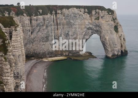 032 falaise et Arche de Manneporte falaise et arche au-dessus de la plage de Jambourg, vue à l'aube depuis le sommet de la falaise d'aval. Etretat-France. Banque D'Images