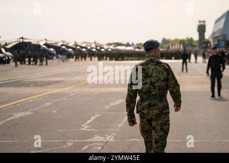 Présentation des forces armées serbes. Rangées de soldats avec équipement militaire moderne marchant. Armée serbe, régiment militaire à la base aérienne Batajnica, Banque D'Images