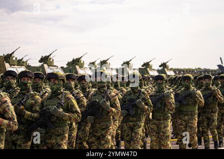 Présentation des forces armées serbes. Rangées de soldats avec équipement militaire moderne marchant. Armée serbe, régiment militaire à la base aérienne Batajnica, Banque D'Images