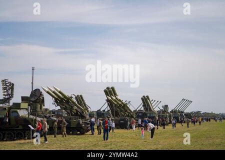 Personnes visitant présentation des forces armées serbes. Rangées de soldats avec équipement militaire moderne et véhicules blindés. Armée serbe, militaire Banque D'Images