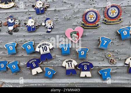 Des badges d'épingle sur le stand de merch non officiel à l'extérieur du stade pendant le match de premier League entre Leicester City et Chelsea au King Power Stadium de Leicester, en Angleterre. (James Holyoak/SPP) crédit : SPP Sport Press photo. /Alamy Live News Banque D'Images