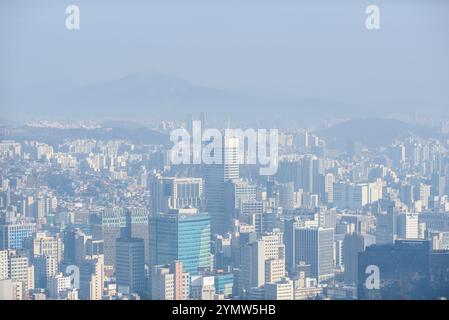 Pollution par le smog couvrant le paysage urbain de Séoul capitale de la Corée du Sud le 1er janvier 2024 Banque D'Images