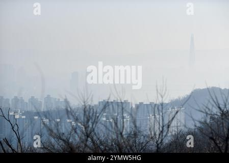 Pollution par le smog couvrant le paysage urbain de Séoul capitale de la Corée du Sud le 1er janvier 2024 Banque D'Images