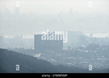 Pollution par le smog couvrant le paysage urbain de Séoul capitale de la Corée du Sud le 1er janvier 2024 Banque D'Images