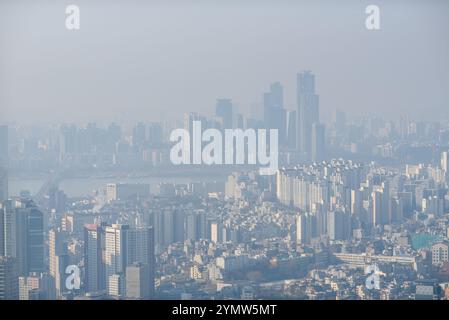 Pollution par le smog couvrant le paysage urbain de Séoul capitale de la Corée du Sud le 1er janvier 2024 Banque D'Images