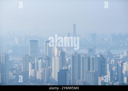 Pollution par le smog couvrant le paysage urbain de Séoul capitale de la Corée du Sud le 1er janvier 2024 Banque D'Images