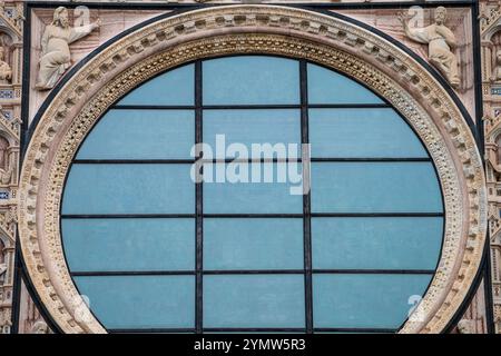 Détail de belles sculptures et ornements de fenêtres sur la façade de la célèbre cathédrale du 13ème siècle à Sienne (Duomo di Siena). Sienne, Italie 07.01.2024 Banque D'Images