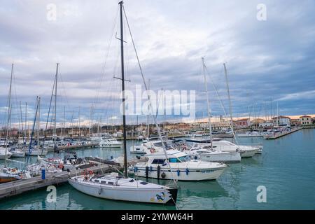 Vue sur le port de Marina di Pisa et les voiliers, au coucher du soleil. Pise, Italie 08.01.2024 Banque D'Images