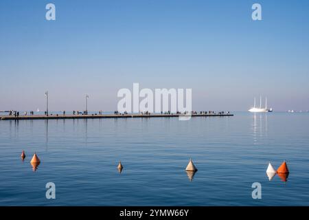 Embarcadère 'Molo audace' le long des rives de Trieste s'étendant dans la mer, en face de la Piazza Unità d'Italia. 13.01.2024 Trieste, Italie Banque D'Images