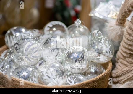 Beaucoup de boules de Noël en verre transparentes dans un panier en textile beige Banque D'Images